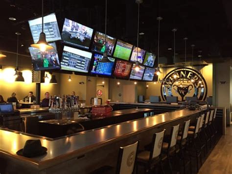 Winner's Circle Race Sports Pub .